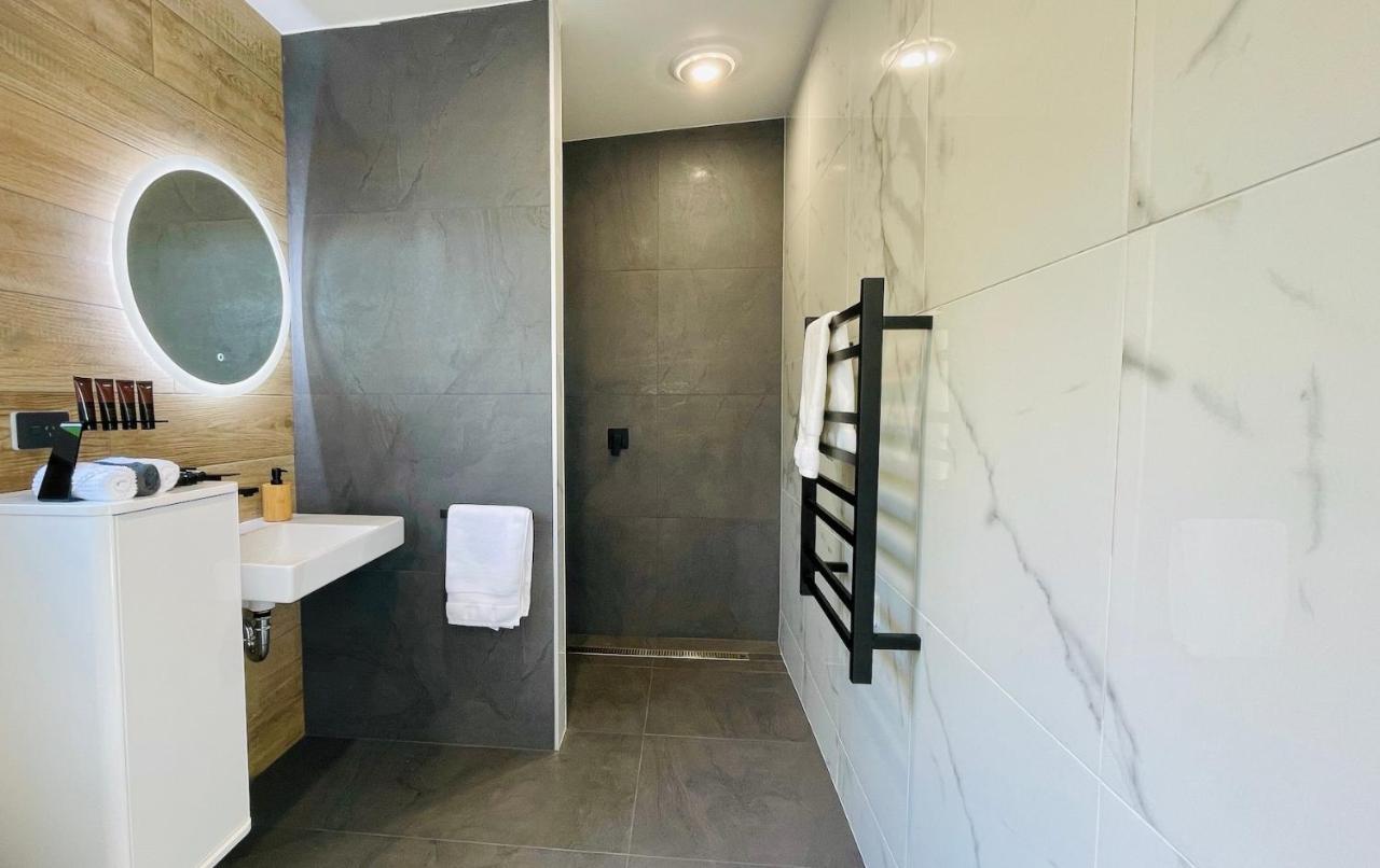 Ohope Villas With Spa,Sauna,Pool, Adults Only מראה חיצוני תמונה